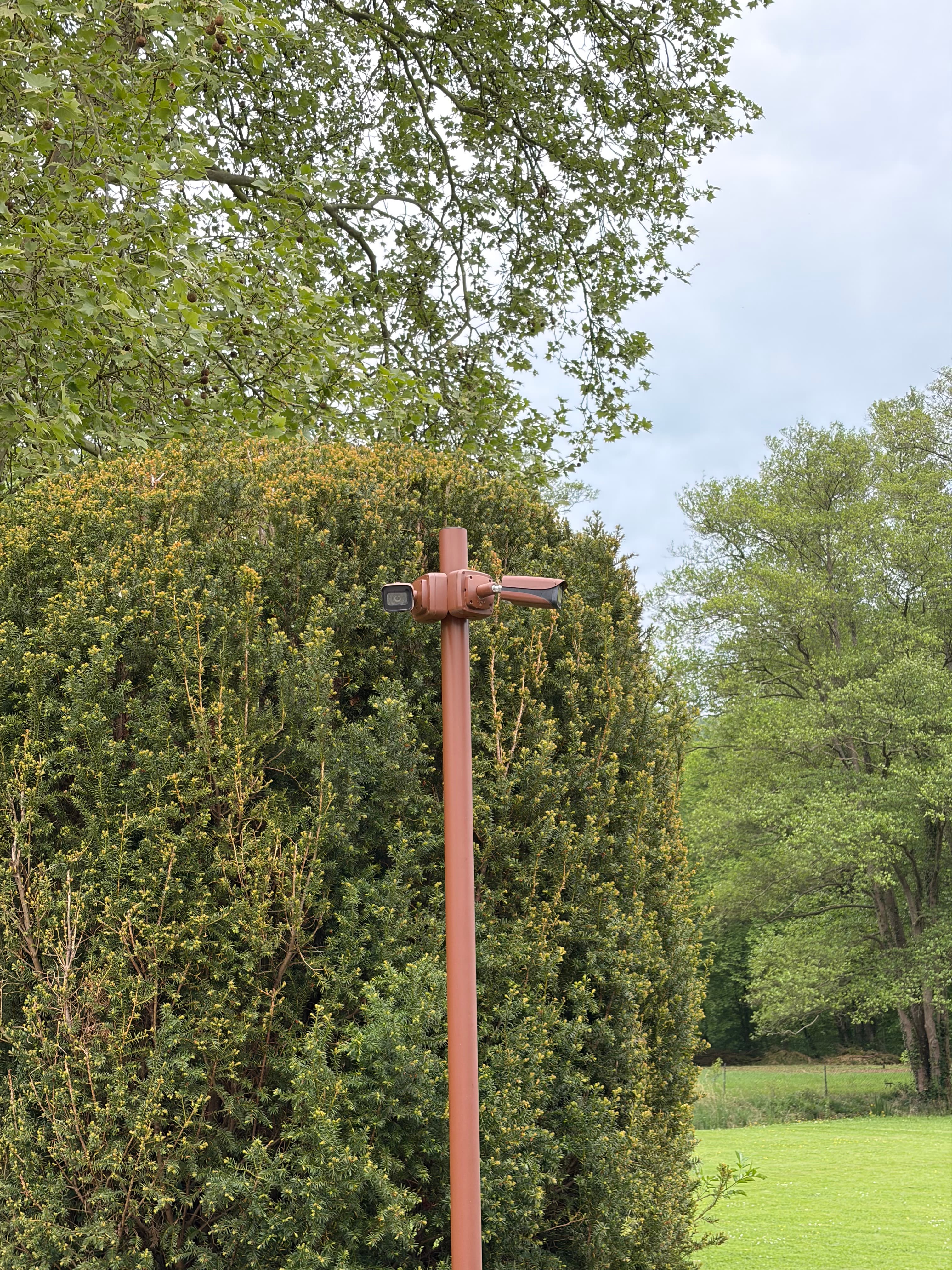 Caméra de surveillance extérieure installée sur mât — LW Security Oise