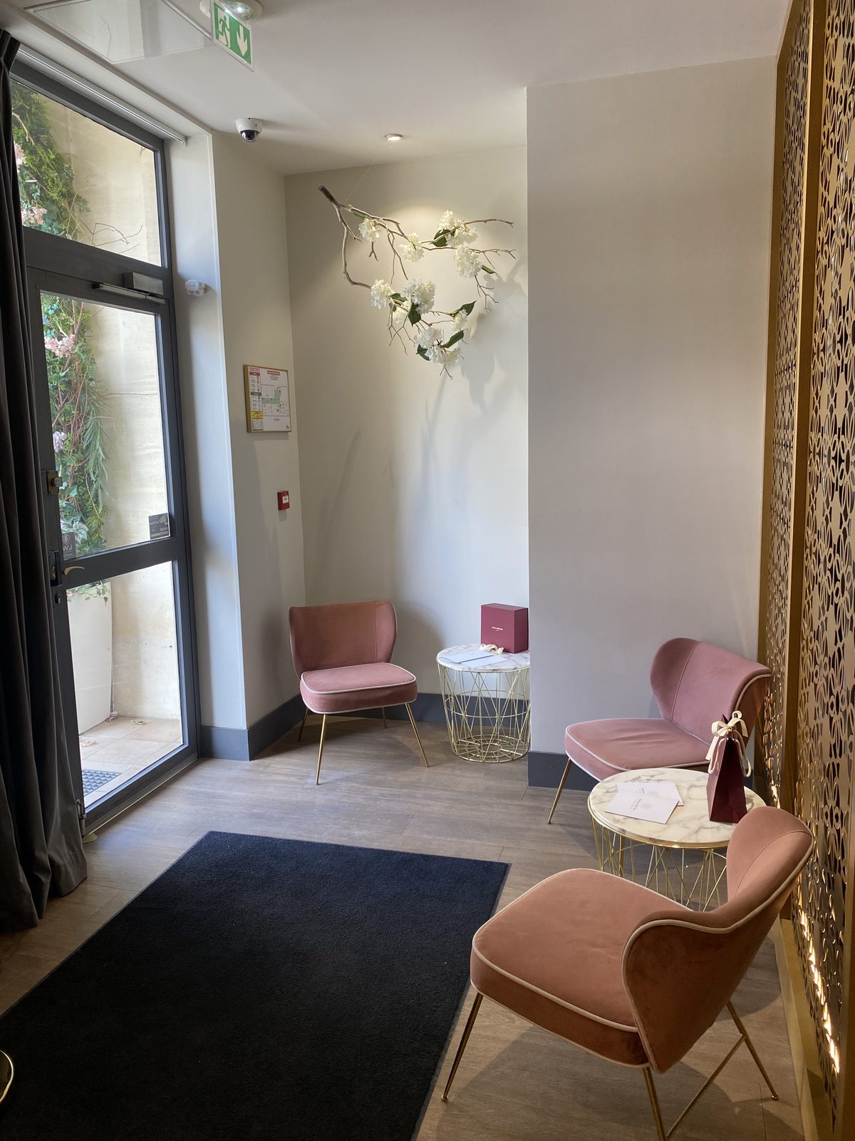 Accueil d'un institut de beauté à Compiègne sécurisé par LW Security : caméra dôme discrète au plafond