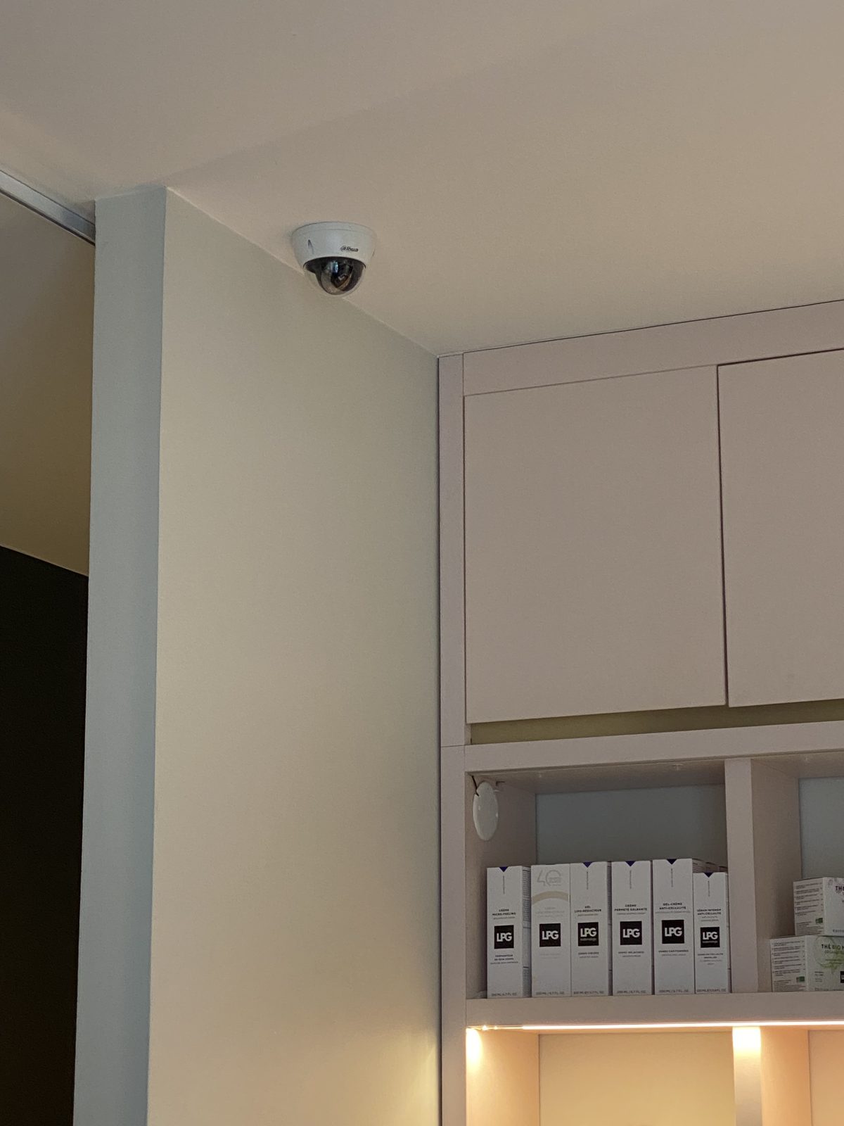 Caméra dôme discrète installée au plafond au-dessus du comptoir d'un institut de beauté à Compiègne